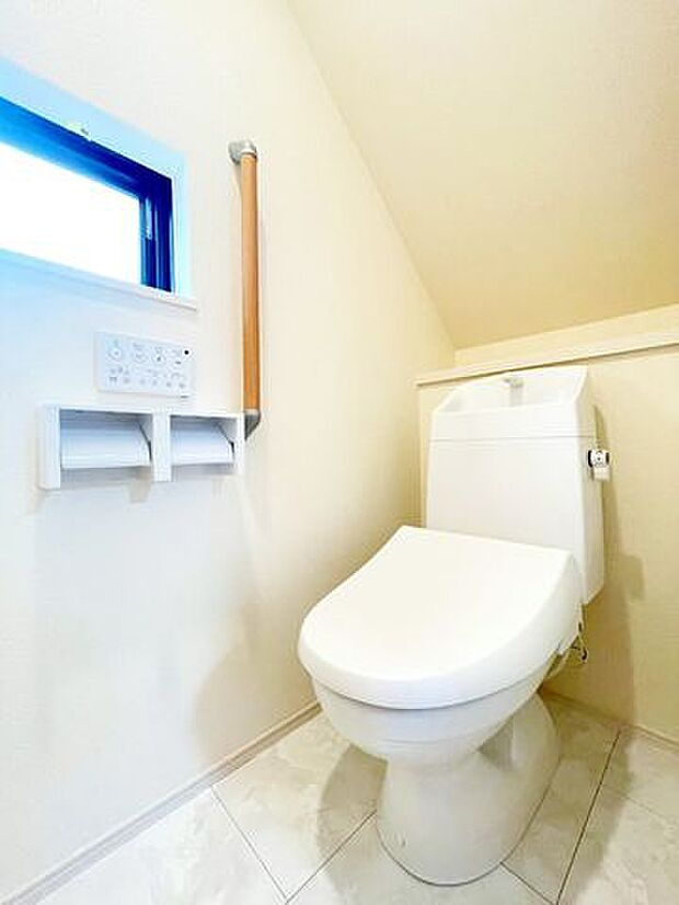 【トイレ】トイレには、窓がついているので、換気が出来て外の新鮮な空気が取り込めて気持ちいいです♪