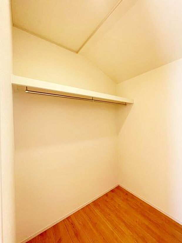 【収納】奥行きと幅のあるクローゼットは、断捨離をする必要のないくらい収納力があるところが魅力です♪