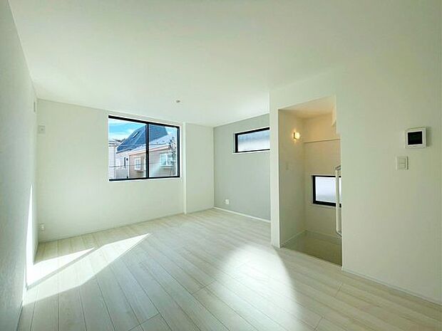 【リビング】家族と過ごす時間を大切にしたい方にぴったりの明るくゆとりある住空間です♪