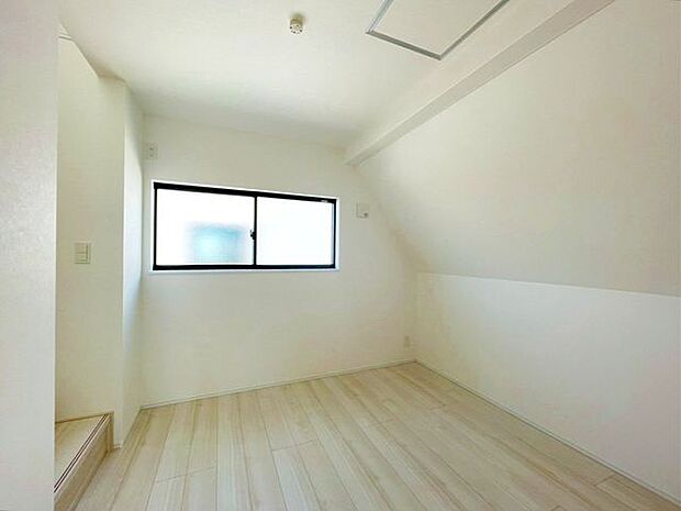 【洋室】心と体をゆったりと安らげる主寝室。寝室のゆとりが大きい分だけ、暮らしの安らぎは深まります。一日の疲れを癒すだけでなく、ご夫婦の親密な語らいを紡ぎ出します。