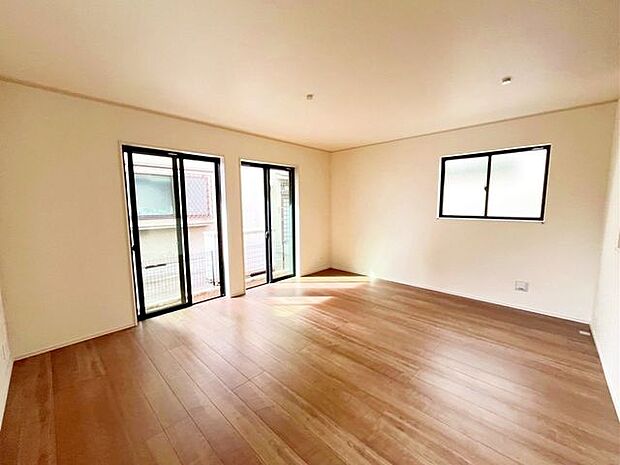 【リビング】子どもも大人ものびのびと過ごせ、自然に家族のふれあいや絆を育むワイドリビングです♪