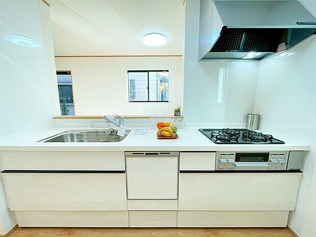 【キッチン】作業スペースを多くとった対面キッチン。夫婦そろってキッチンに立っても調理がしやすくゆとりある広さ。食器類もすっきりと片付く収納力が期待できます。家事をしながら会話も弾みますね♪