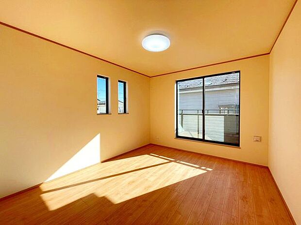 【洋室】お茶やお酒を飲みながら、夜の寛ぎの時間を夫婦で楽しめます。広々とした空間はアレンジも自由自在です♪