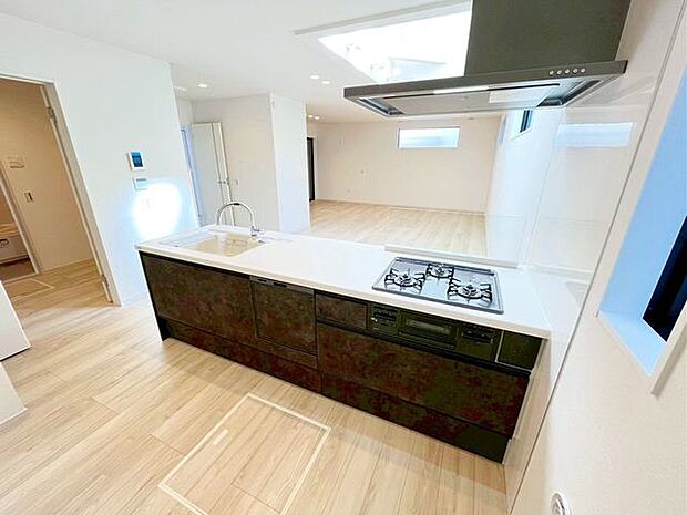 毎日使う場所だからこそ、使い勝手を考慮しました！ゆったりとした収納力豊富なシステムキッチン、ゆったりとしたキッチンコーナーは質感豊かな仕上がりとなっております♪