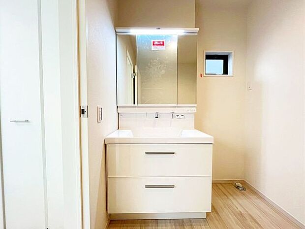 鏡の前に立つと自然と口角が上がるようなナチュラルながらも上品なデザイン。身だしなみのチェックは毎日に欠かせない時間だからこそ心地の良い空間に仕上げました♪