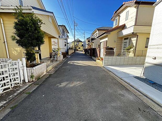 【前面道路含む外観写真】