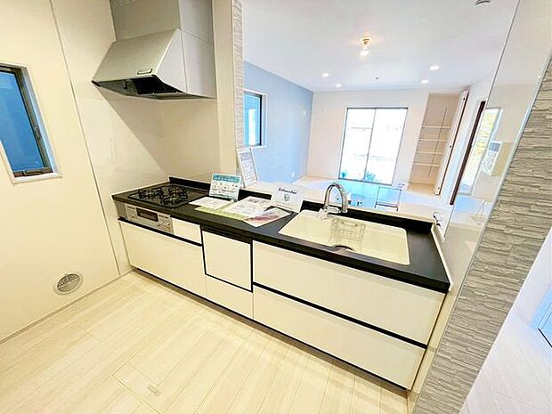 作業スペースを多くとった対面キッチン。夫婦そろってキッチンに立っても調理がしやすくゆとりある広さ。食器類もすっきりと片付く収納力が期待できます。家事をしながら会話も弾みますね♪