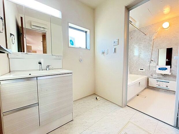 シャワー機能付きの洗面台には使いやすい横長ボウル、スマートに収まる収納と充実しています！あわただしい朝の洗面タイムに心強い設備です♪