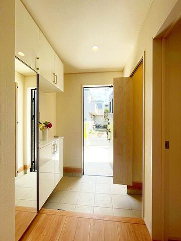 【玄関】SICがあるので、住まう人も来客も入った時にワクワクさせてくれるオシャレな玄関になっております♪