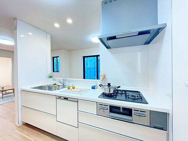 【キッチン】作業スペースを多くとった対面キッチン。夫婦そろってキッチンに立っても調理がしやすくゆとりある広さ。食器類もすっきりと片付く収納力が期待できます。家事をしながら会話も弾みますね♪