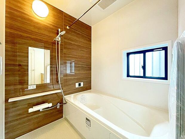 【浴室】のびのび入れるので、日々の暮らしで疲れた体を癒すことができます♪浴室には窓がある為、明るく、換気がしやすい設計です!換気はカビ予防にもなるので、助かりますね♪