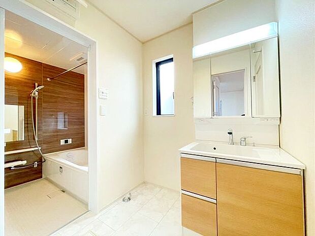 【洗面室】洗面台には三面鏡を採用。身だしなみを整えやすい事はもちろんですが、鏡の後ろに収納スペースを設ける事により、散らかりやすい洗面スペースをすっきりさせる事が出来るのも嬉しいですね♪