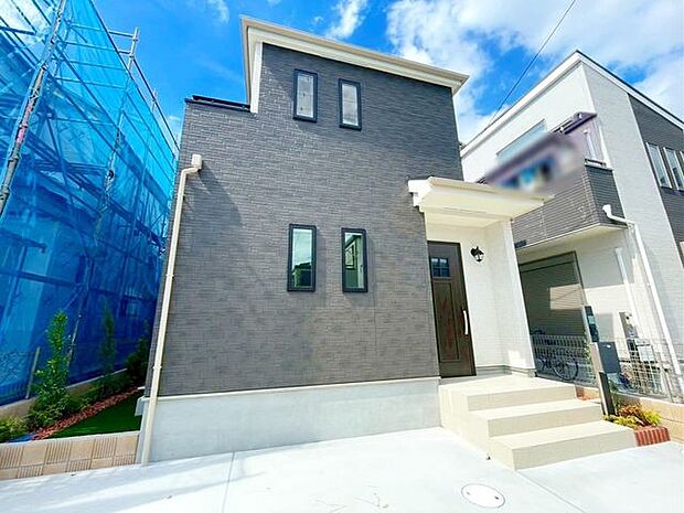 【外観写真】外壁が周囲の街並みと青空に生えるお洒落な仕上がりとなっております♪