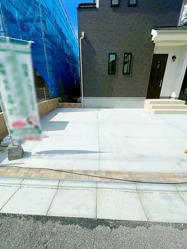 【駐車場】カースペースはコンクリート仕上げです。雨の日も足元は気になりません!