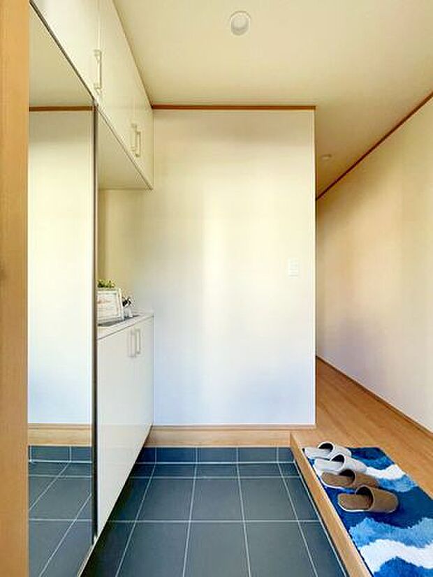 【玄関】出勤前の身支度チェックに欠かせない姿見を玄関に備え付けました!身だしなみチェックはバッチリですね♪