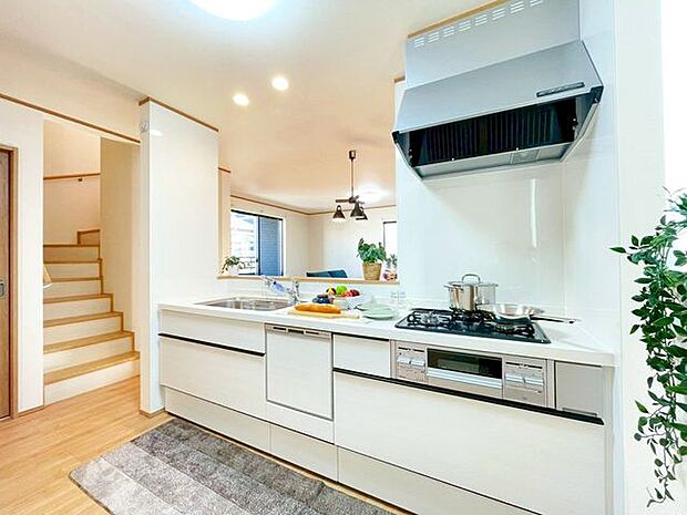 【キッチン】毎日使う場所だからこそ、使い勝手を考慮しました!ゆったりとした収納力豊富なシステムキッチン、ゆったりとしたキッチンコーナーは質感豊かな仕上がりとなっております♪