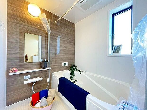 【浴室】のびのび入れるので、日々の暮らしで疲れた体を癒すことができます♪浴室には窓がある為、明るく、換気がしやすい設計です!換気はカビ予防にもなるので、助かりますね♪