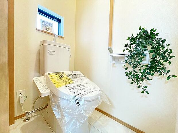 【トイレ】シンプルに清潔感のあるホワイト色。収納が付いて実用性も兼ね備えた造り。換気出来るよう、窓も完備。いつも清潔な空間であって頂けるよう配慮しました。