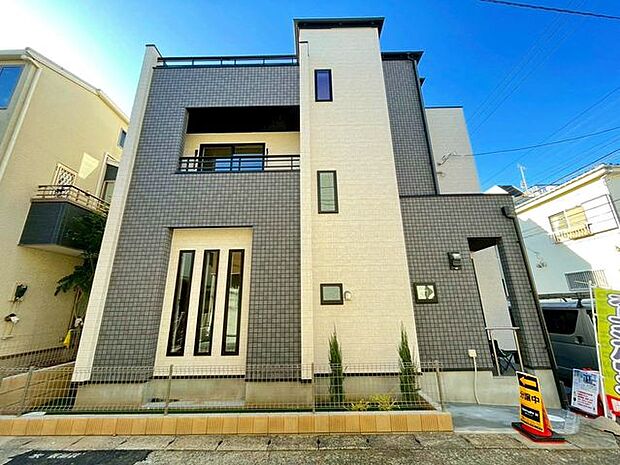 【外観写真】外壁が周囲の街並みと青空に生えるお洒落な仕上がりとなっております♪