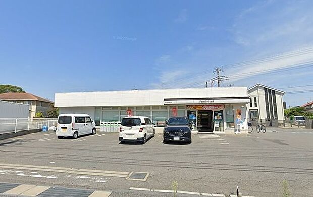 ファミリーマート市川国府台店 徒歩12分。 890m