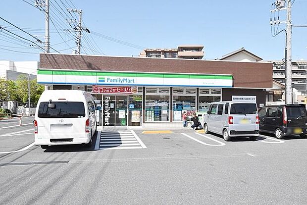 ファミリーマート市川インター店 徒歩10分。 780m