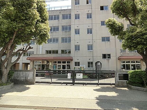 松戸市立和名ケ谷中学校 徒歩10分。 760m