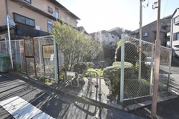 白山緑地 徒歩7分。 490m