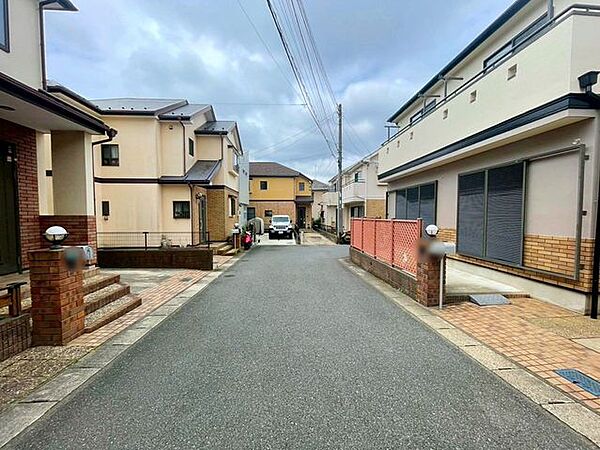 閑静な住宅地で車通りの少ない道路です。車の出し入れが苦手な方やお子様にも安心ですね♪