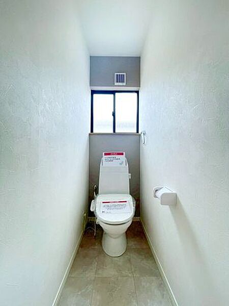 シンプルに清潔感のあるホワイト色。収納が付いて実用性も兼ね備えた造り。いつも清潔な空間であって頂けるよう配慮しました。