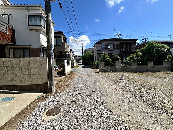 閑静な住宅地で車通りの少ない道路です。車の出し入れが苦手な方やお子様にも安心ですね♪