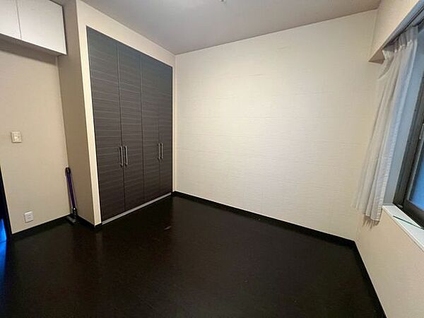 【洋室】ゆとりのあるベッドルーム2部屋にも各室エコカラット施工済みです。