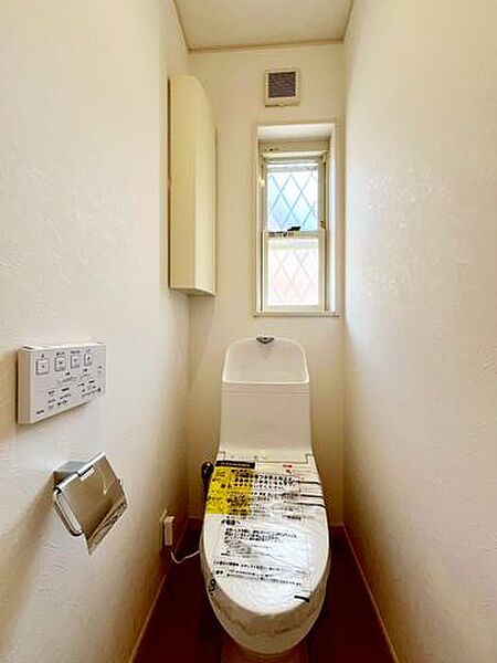 シンプルに清潔感のあるホワイト色。収納が付いて実用性も兼ね備えた造り。いつも清潔な空間であって頂けるよう配慮しました。