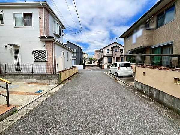 閑静な住宅地で車通りの少ない道路です。車の出し入れが苦手な方やお子様にも安心ですね♪