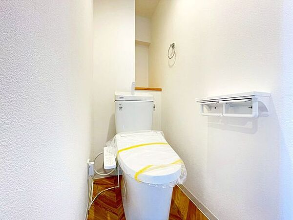 シンプルに清潔感のあるホワイト色。収納が付いて実用性も兼ね備えた造り。いつも清潔な空間であって頂けるよう配慮しました。