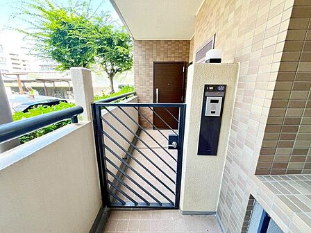 第一印象は玄関で決まるくらい重要な場所。玄関や門は家の顔といわれますが、帰宅する度に家族がほっとできる心地よい空間造りも大切ですね♪
