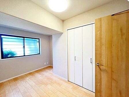 お子様の心と身体を見守る子供部屋として、思春期のプライバシーを重視したり、成長に合わせて机やベットを自由にレイアウトできるようにと、小さな自立心を育むお部屋作りを見越してご覧下さい。