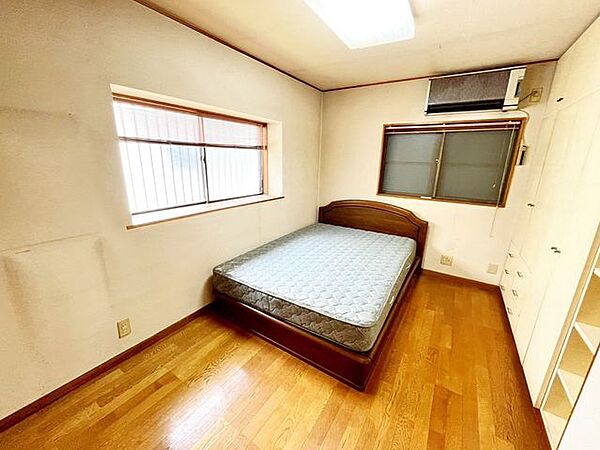 心と体をゆったりと安らげる主寝室。寝室のゆとりが大きい分だけ、暮らしの安らぎは深まります。一日の疲れを癒すだけでなく、ご夫婦の親密な語らいを紡ぎ出します。