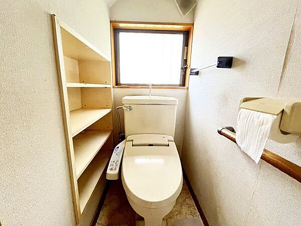 シンプルに清潔感のあるホワイト色。収納が付いて実用性も兼ね備えた造り。いつも清潔な空間であって頂けるよう配慮しました。