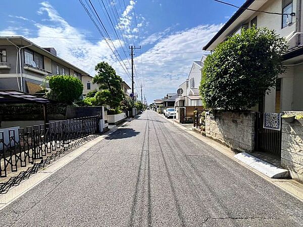 閑静な住宅地で車通りの少ない道路です。車の出し入れが苦手な方やお子様にも安心ですね♪