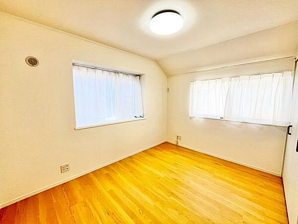 お子様の心と身体を見守る子供部屋として、思春期のプライバシーを重視したり、成長に合わせて机やベットを自由にレイアウトできるようにと、小さな自立心を育むお部屋作りを見越してご覧下さい。