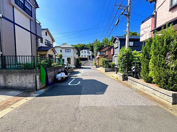 閑静な住宅地で車通りの少ない道路です。車の出し入れが苦手な方やお子様にも安心ですね♪