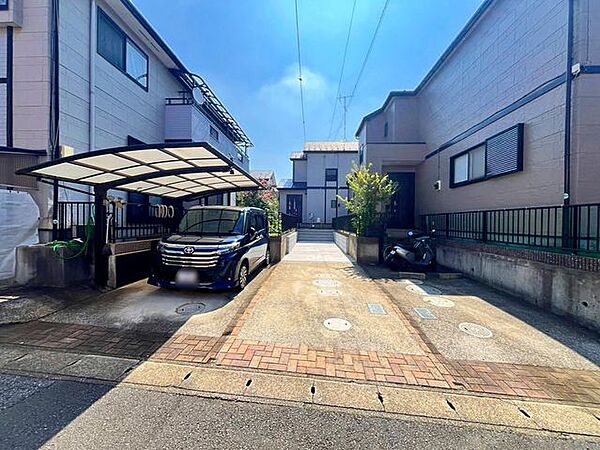 カースペースはコンクリート仕上げです。雨の日も足元は気になりません！