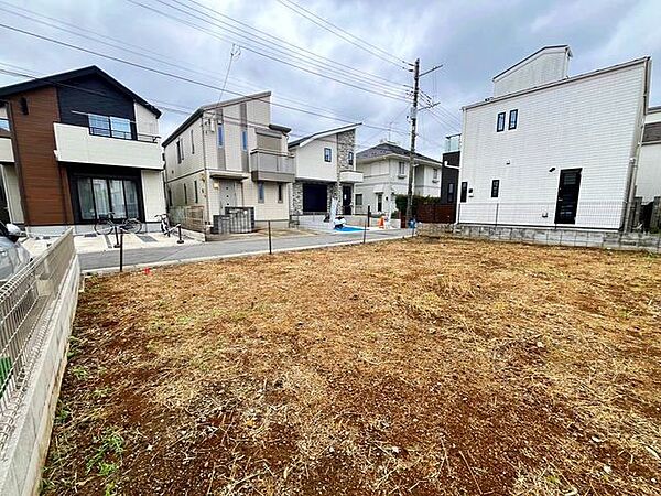 陽の光が全体に降り注いでいて、開放感がありますね♪明るい雰囲気で、毎日の暮らしが楽しみになるような空間づくりができそうです！現地の様子が気になる方は、ぜひお問い合わせください！