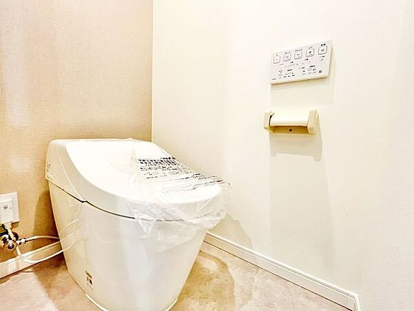 シンプルに清潔感のあるホワイト色。収納が付いて実用性も兼ね備えた造り。いつも清潔な空間であって頂けるよう配慮しました。