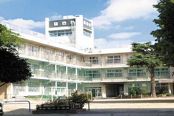 市川市立市川小学校 徒歩9分。 670m