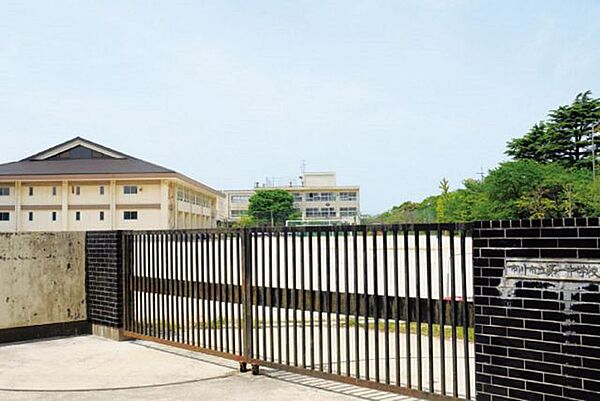 市川市立第一中学校 徒歩16分。 1210m