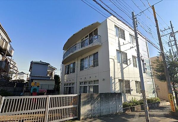アリスなかよし保育園 徒歩9分。 670m