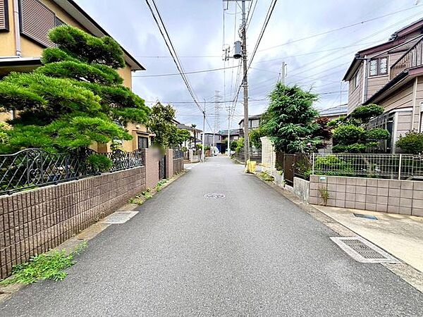 閑静な住宅地で車通りの少ない道路です。車の出し入れが苦手な方やお子様にも安心ですね♪
