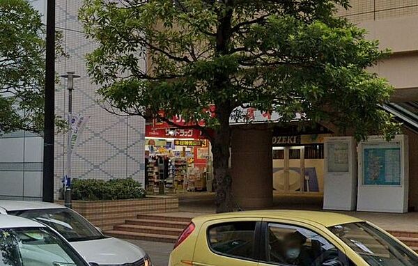 サンドラッグ市川店 徒歩7分。 510m