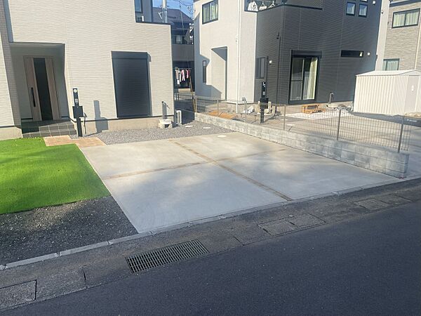 駐車場は白いコンクリート。建物の色が明るい色ですので、白がやっぱりいいですね。